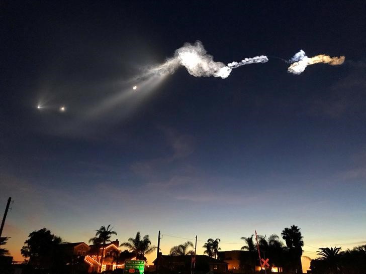 © Reuters. Rastro do Falcon 9, foquete da SpaceX que colocou satélites da Iridium em órbita, em Carpinteria, Estados Unidos