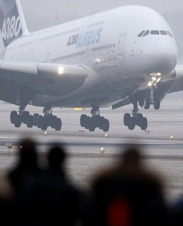 © Reuters. مصادر: ايرباص مستعدة لوقف إنتاج الطائرة A380 إذا لم تفز بصفقة من طيران الإمارات