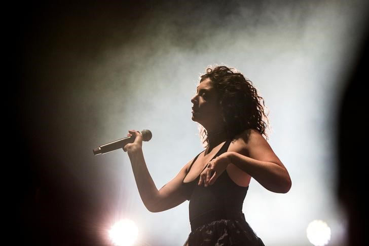 © Reuters. سفير إسرائيل يطلب لقاء المغنية لورد بعد إلغائها حفلا في إٍسرائيل