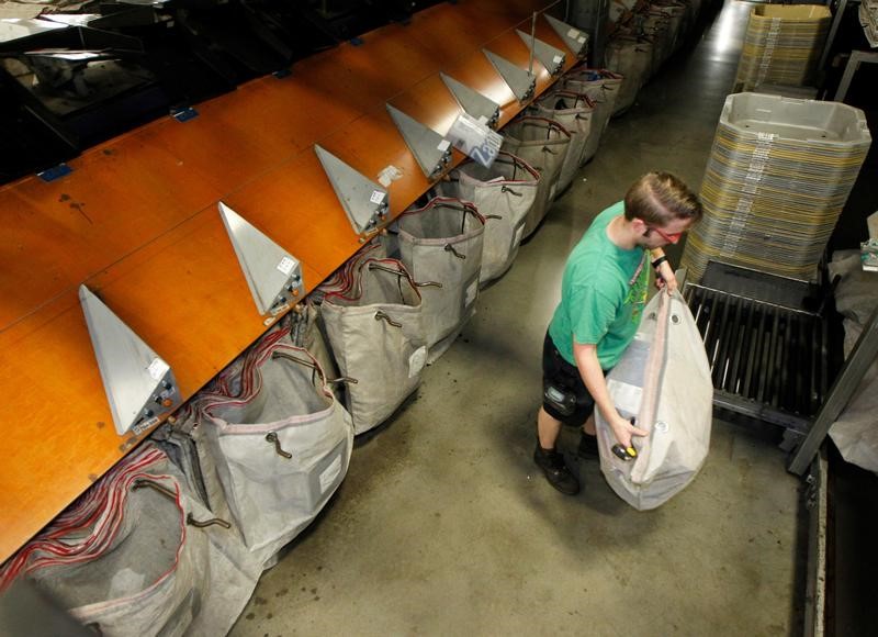 © Reuters. Funcionário da UPS trabalhando no Worldport International Hub, em Louisville