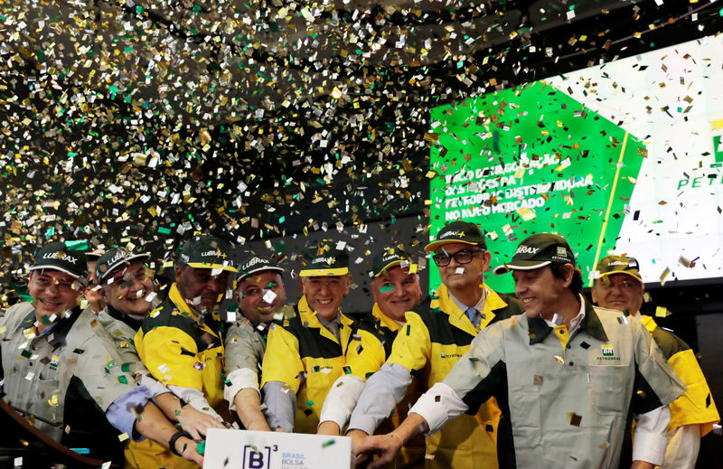 © Reuters. Executivos da Petrobras tocam o sino na abertura da sessão na B3 em São Paulo