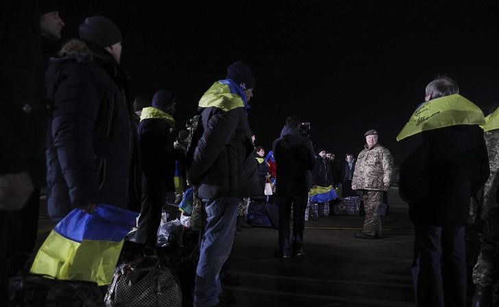 © Reuters. أوكرانيا تتبادل الأسرى مع الانفصاليين قبل العام الجديد