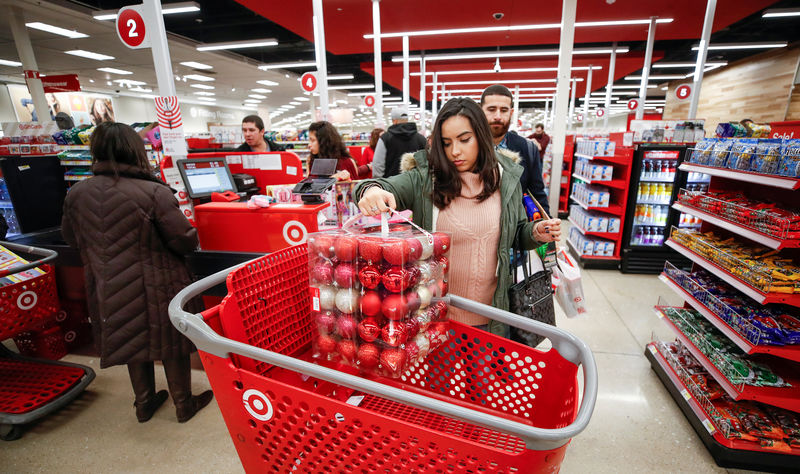 © Reuters. FILE PHOTO: A customer loads her shopping cart at Target in Chicago