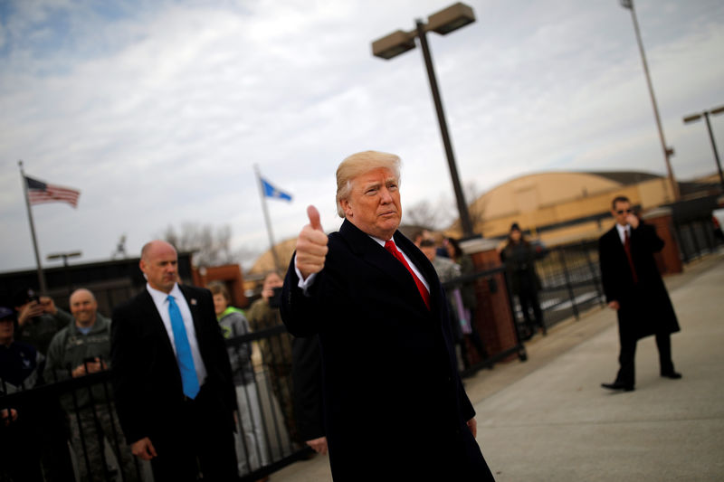 © Reuters. U.S. President Donald Trump gives a thumbs-up to reporters as he boards Air Force One for travel to Palm Beach from Joint Base Andrews