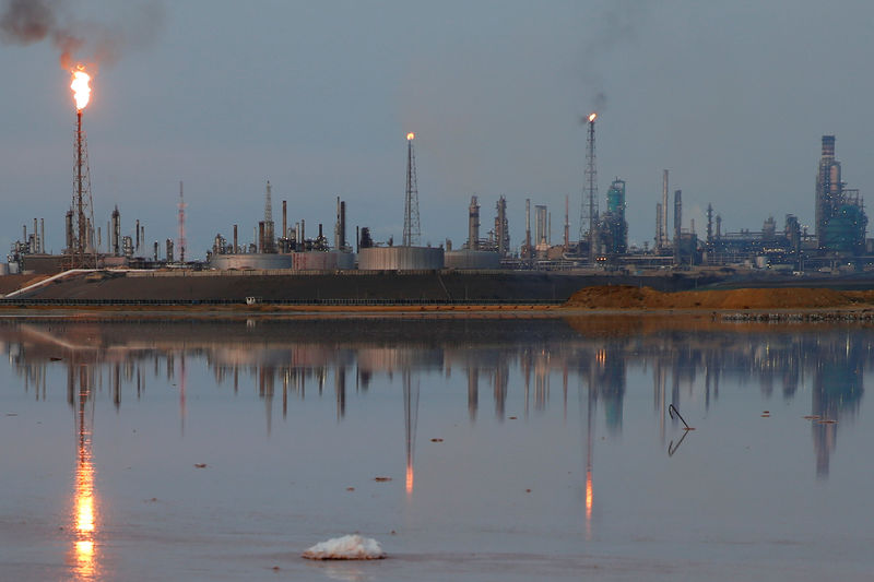 © Reuters. FILE PHOTO: A general view of the Amuay refinery complex which belongs to the Venezuelan state oil company PDVSA in Punto Fijo