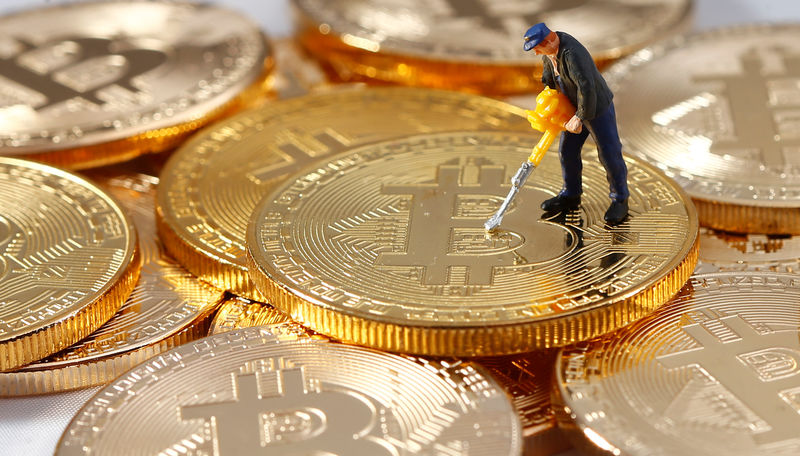 © Reuters. A small toy figure is seen on representations of the Bitcoin virtual currency in this illustration picture