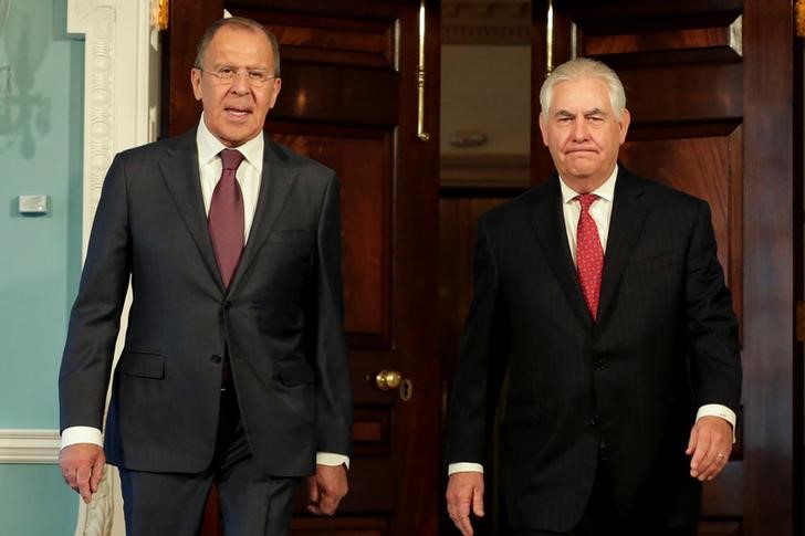 © Reuters. Foto de archivo del secretario de Estado de EEUU, Rex Tillerson (D) y el ministro de Relaciones Exteruiores de Rusia, Sergey Lavrov, antes de una reunión en Washington