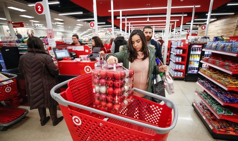 © Reuters. Покупатели в магазине Target в Чикаго