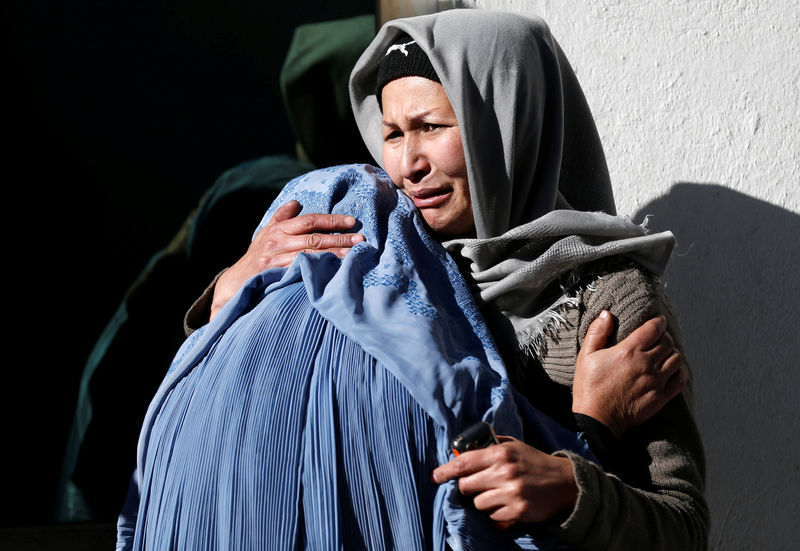 © Reuters. Mulher afegã reage dentro de complexo hospitalar após ataque suicida em Cabul, no Afeganistão