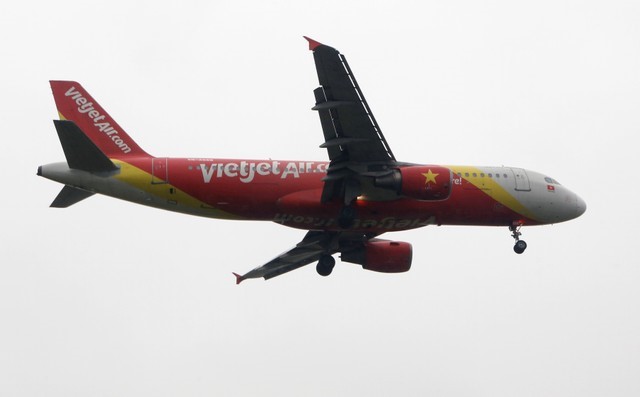 © Reuters. A Vietjet's airplane prepares for landing at Noi Bai international airport in Hanoi, Vietnam