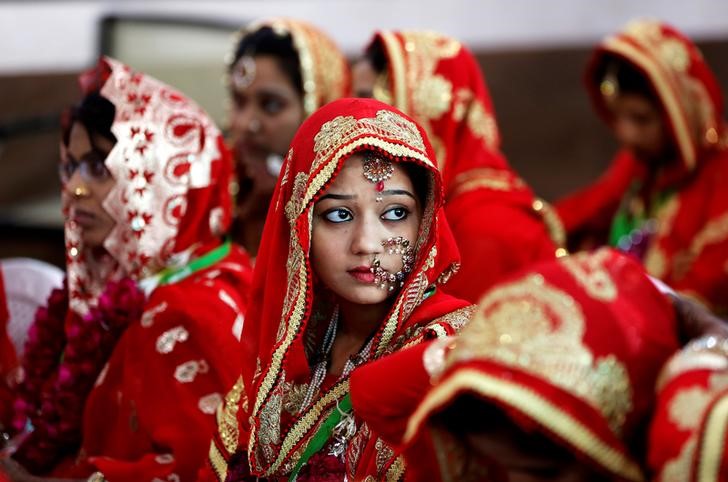 © Reuters. Noivas muçulmanas aguardam por cerimônia de casamento na cidade de Ahmedabad, na Índia