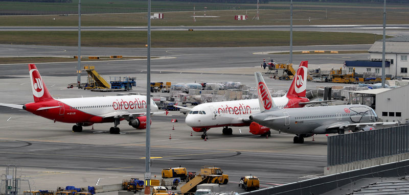 © Reuters. FILE PHOTO: Air Berlin aircraft parks next to a Niki airplane at Vienna International Airport in Schwechat