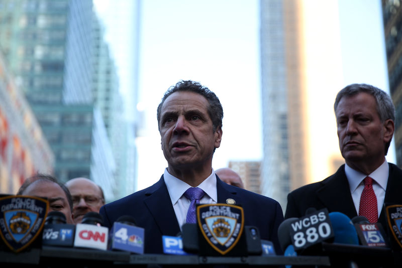 © Reuters. New York State Governor Andrew Cuomo speaks to the press near the Port Authority Bus Terminal after reports of an explosion in New York