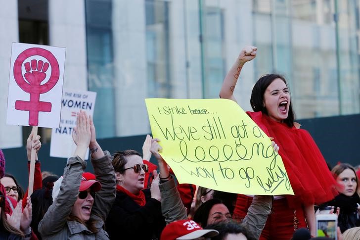 © Reuters. Manifestantes participam de marcha no Dia Internacional da Mulher em Nova York, Estados Unidos