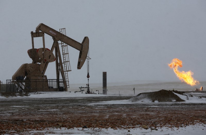 © Reuters. Natural gas flares are seen at an oil pump site outside of Williston, North Dakota