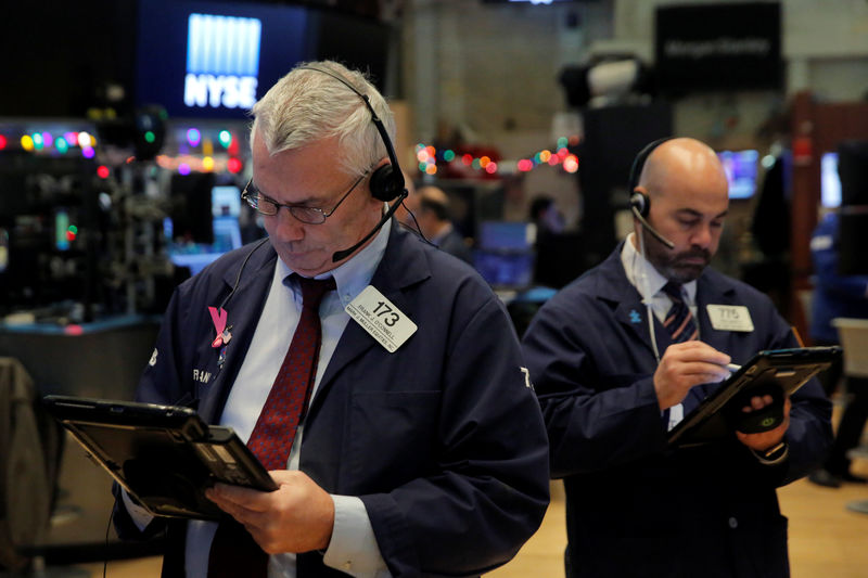 © Reuters. Traders work on the floor at the New York Stock Exchange (NYSE) in Manhattan, New York