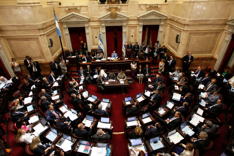 © Reuters. Senadores argentinos participam de sessão sobre reforma tributária no Congresso em Buenos Aires, Argentina