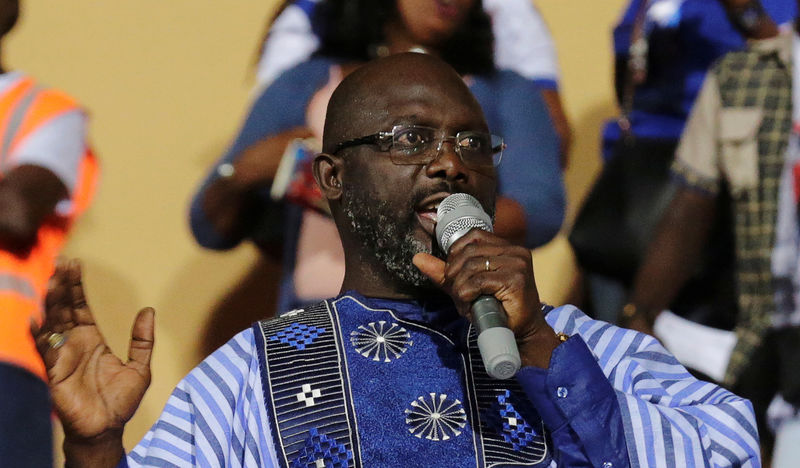 © Reuters. George Weah, ex-jogador de futebol e presidente eleito da Libéria, discursa em estádio esportivo em Monrovia, Libéria