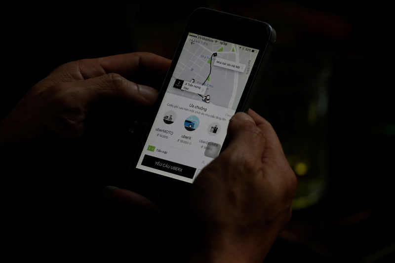 © Reuters. Cliente usa aplicativo do Uber em Hanói, Vietnã