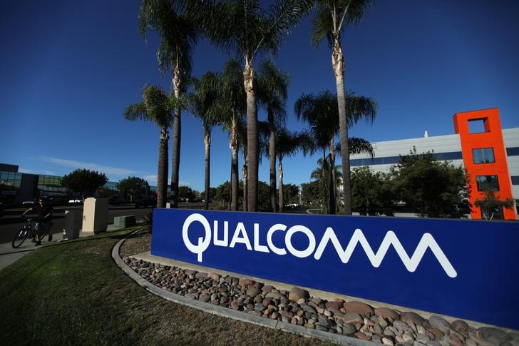 © Reuters. A sign on the Qualcomm campus is seen, as chip maker Broadcom Ltd announced an unsolicited bid to buy peer Qualcomm Inc for $103 billion, in San Diego