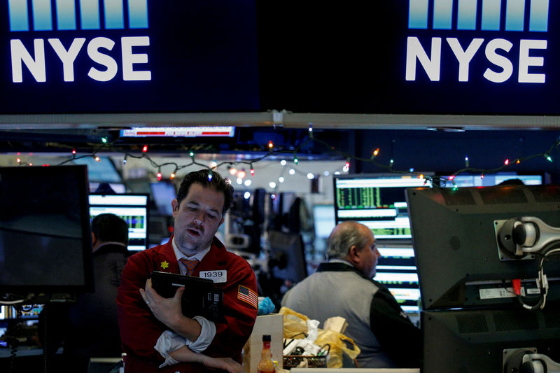 © Reuters. Traders work on the floor of the NYSE in New York