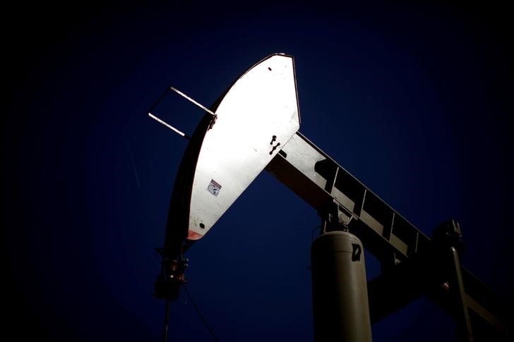 © Reuters. FILE PHOTO: A pumpjack brings oil to the surface in the Monterey Shale