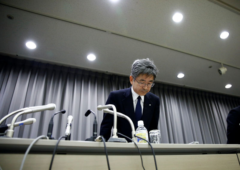 © Reuters. Kobe Steel Executive Vice President Naoto Umehara bows his head to apologise after a news conference in Tokyo