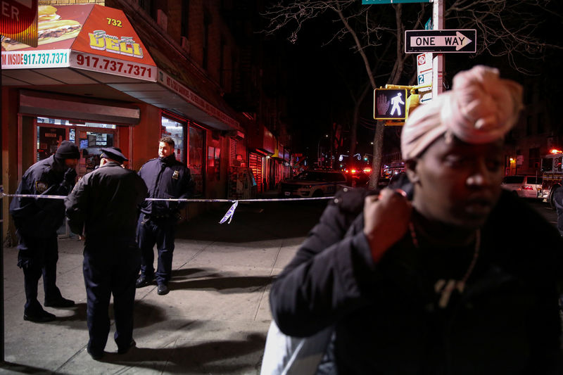 © Reuters. Un incendio deja 12 muertos en un edificio de apartamentos de Nueva York
