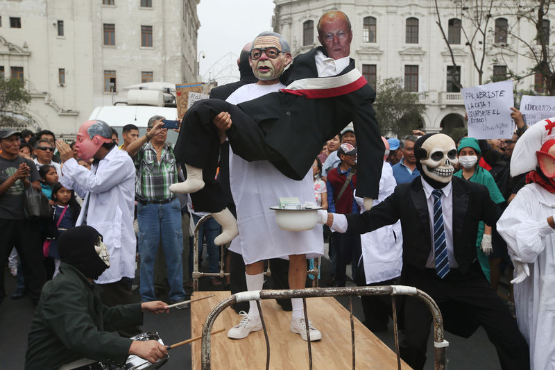 © Reuters. Actores con máscaras que representan al presidente de Perú, Pedro Pablo Kuczynski, y al exmandatario Alberto Fujimori se presentan durante una marcha contra el indulto del mandatario a Fujimori en Lima, Perú