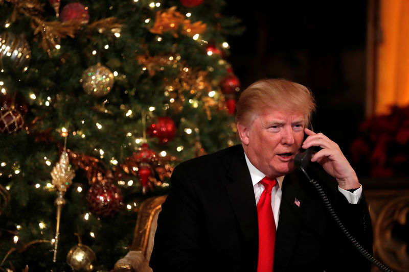 © Reuters. Foto de archivo: El presidente estadounidense, Donald Trump, realiza una llamada telefónica desde su propiedad de Mar-a-Lago en Palm Beach, Florida, Estados Unidos