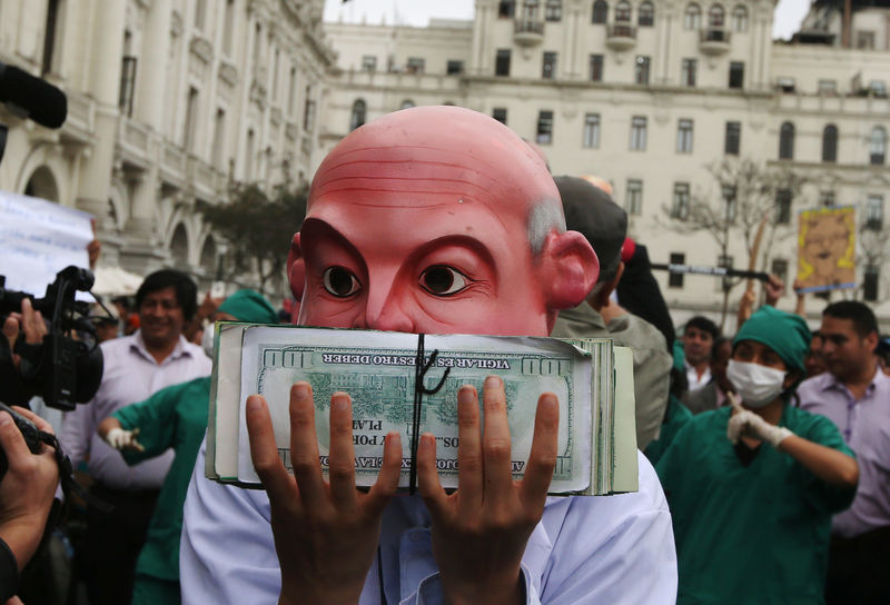 © Reuters. Manifestante usa máscara durante protesto contra o perdão concecido pelo presidente do Peru, Pedro Pablo Kuczynski, a seu predecessor, Alberto Fujimori, em Lima