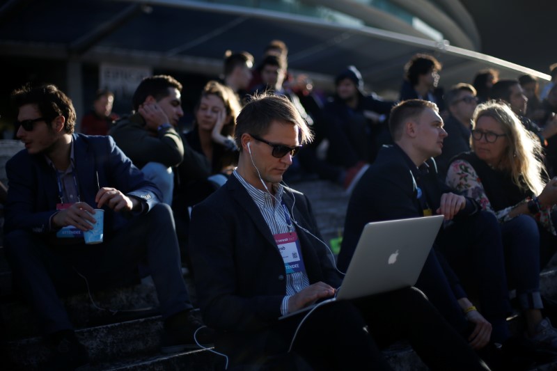 © Reuters. Un uomo usa il suo laptop per navigare sul web