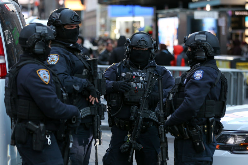 © Reuters. Agentes de combate ao terrorismo do Departamento de Polícia de Nova York preparam segurança para comemorações do Ano Novo na Times Square, em Manhattan