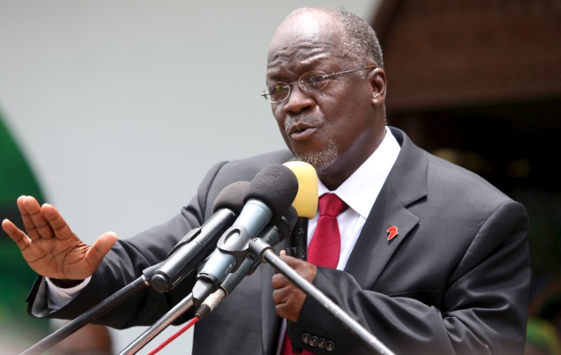 © Reuters. FILE PHOTO: Tanzania's President Magufuli addresses members of the ruling CCM at the party's sub-head office on Lumumba road in Dar es Salaam