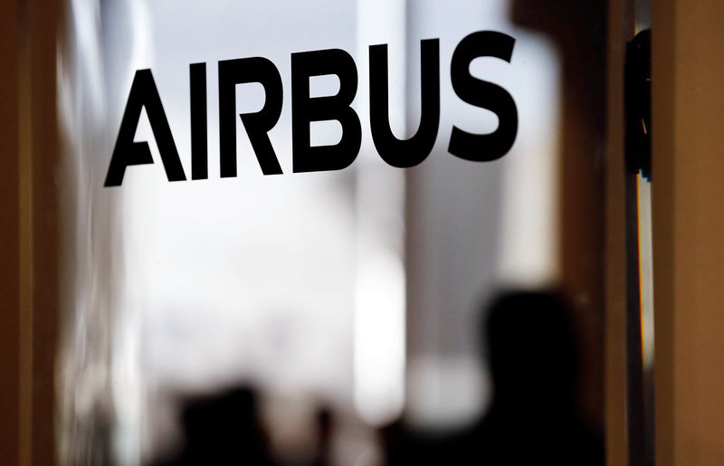 © Reuters. An Airbus logo is pictured during the delivery of the new Airbus A380 aircraft to Singapore Airlines at the French headquarters of aircraft company Airbus in Colomiers