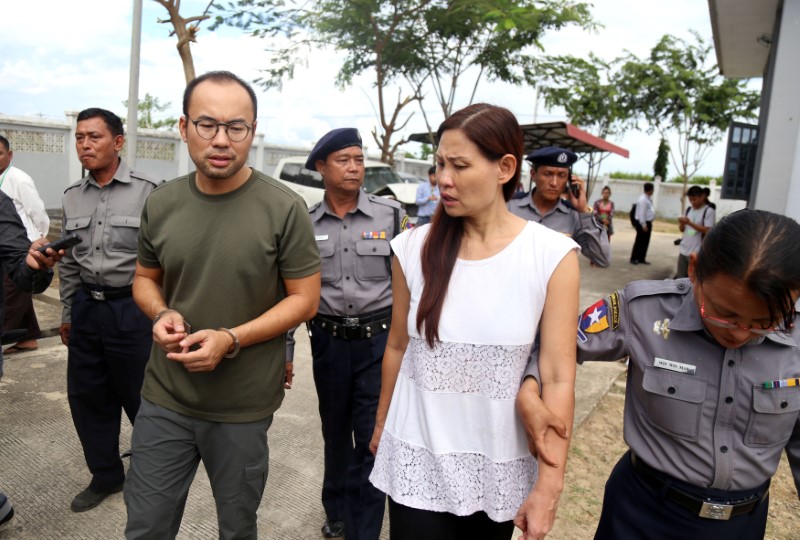 © Reuters. Cinegrafista Lau Hon Meng, de Cingapura, e repórter Mok Choy Lin, da Malásia, chegam a tribunal em Naypyitaw, Mianmar