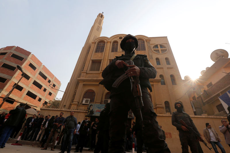 © Reuters. Hombres armados atacan una iglesia cerca de El Cairo y matan a nueve personas