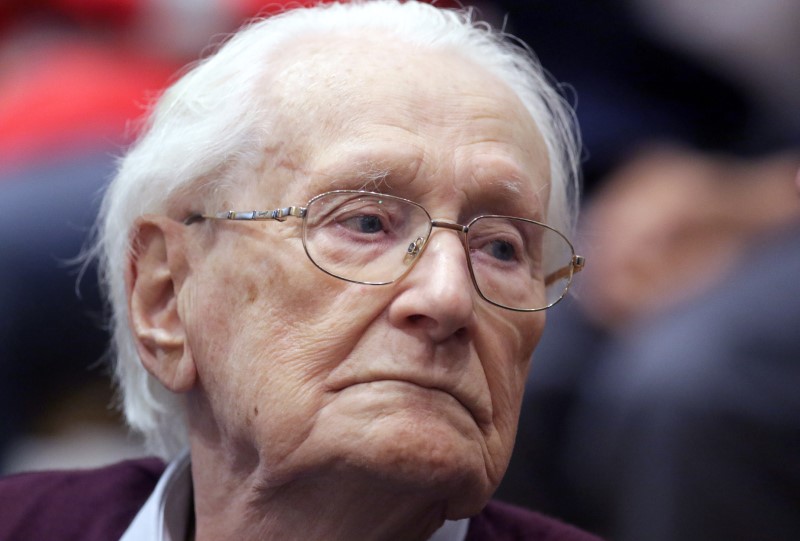 © Reuters. Oskar Groening, conhecido como "contador de Auschwitz", durante julgamento em Lueneburg, na Alemanha