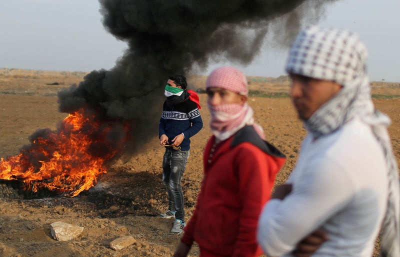 © Reuters. Manifestantes palestinos durante protesto contra a decisão do presidente dos Estados Unidos, Donald Trump, de reconhecer Jerusalém como capital de Israel, na Faixa de Gaza