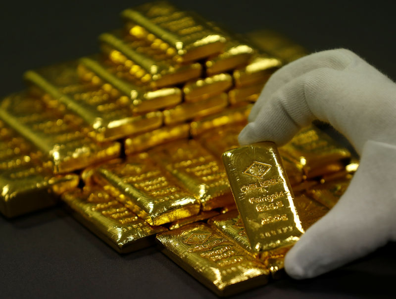 © Reuters. An employee sorts gold bars in the Austrian Gold and Silver Separating Plant 'Oegussa' in Vienna