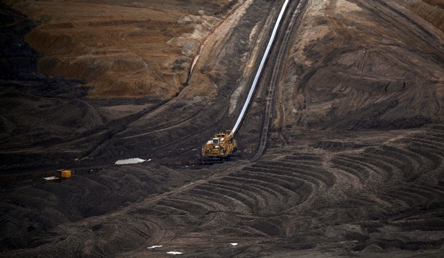 © Reuters. FILE PHOTO - Lignite mine owned by major Czech miner Czech Coal, formerly known as MUS, is seen near the city of Most