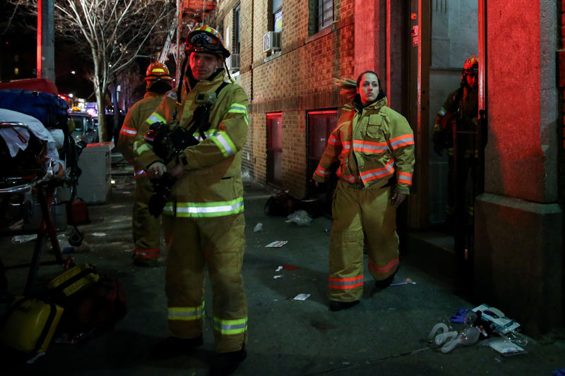 © Reuters. Bombeiros de Nova York em prédio que sofreu incêndio