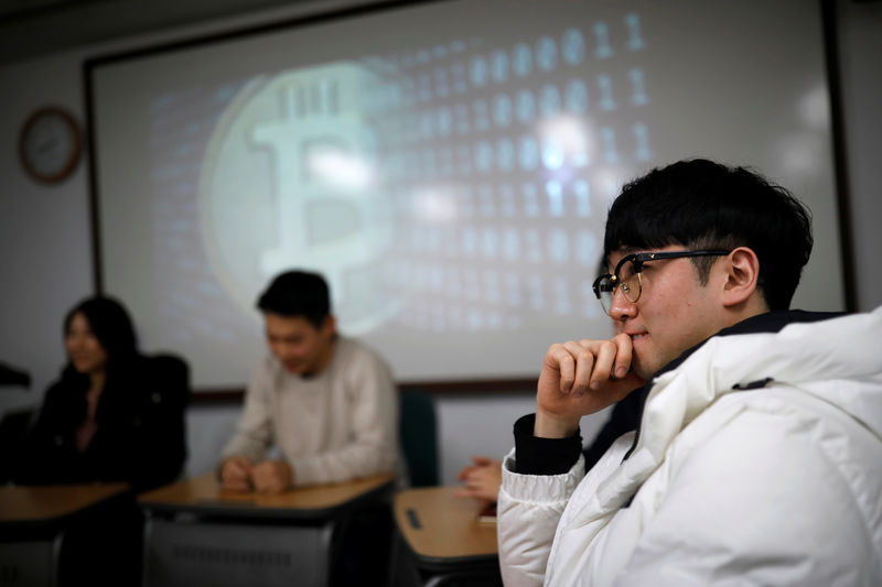 © Reuters. Eoh Kyung-hoon, líder de um clube de estudos de criptomoedas participa de reunião em universidade em Seul, Coreia do Sul