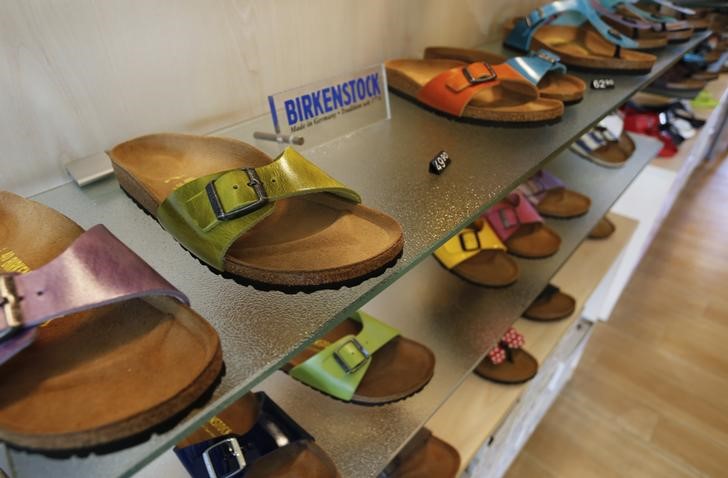 © Reuters. Foto de arquivo mostra sandálias Birkenstock em loja em Dortmund, Alemanha