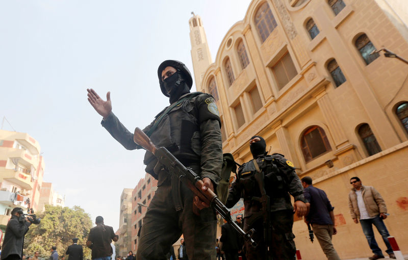 © Reuters. Forças de segurança protegem o local de ataque na igreja de Mar Mina, perto do Cairo, Egito