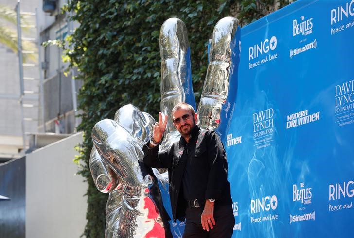 © Reuters. Ringo Starr posa durante um evento para celebrar seu aniversário de 77 anos em Los Angeles, Estados Unidos