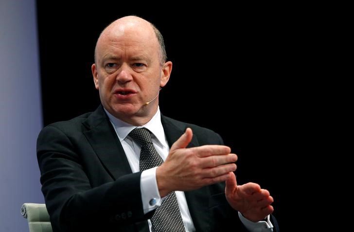 © Reuters. CEO of Deutsche Bank, Cryan speaks during the 27th European Banking Congress at the Old Opera house in Frankfurt