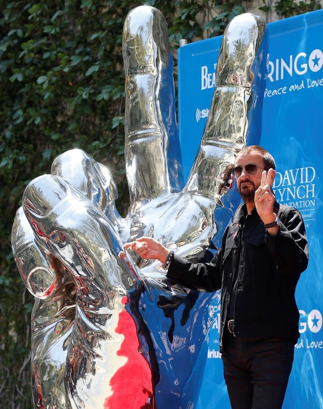 © Reuters. Ringo Starr y Barry Gibb reciben título de Caballero del Imperio Británico