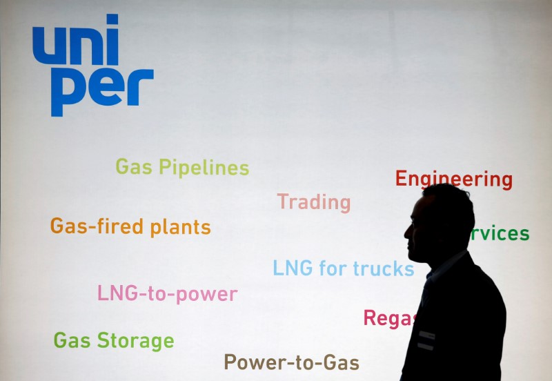 © Reuters. FILE PHOTO: The logo of Uniper SE is seen in its booth at Gastech, the world's biggest expo for the gas industry, in Chiba