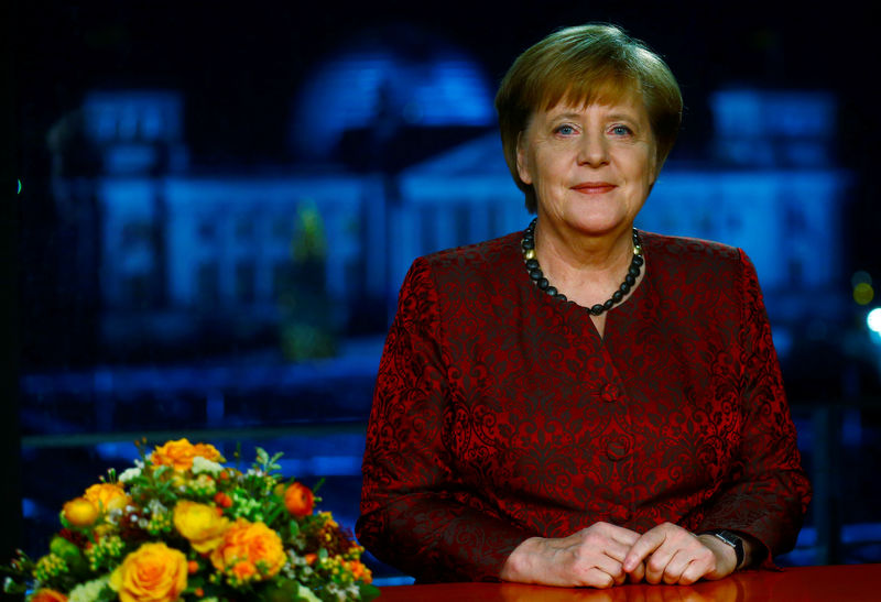 © Reuters. La canciller alemana Angela Merkel posa para una fotografía tras grabar su mensaje de Año Nuevo en la Cancillería en Berlín.